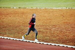 adulto homem corrida em atletismo rastrear foto