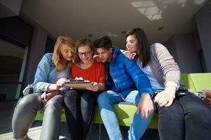 grupo de alunos trabalhando juntos no projeto da escola foto