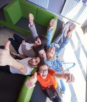 grupo de alunos trabalhando juntos no projeto da escola foto