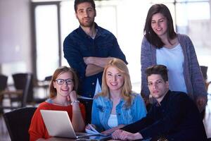 grupo de alunos em pé juntos como equipe foto