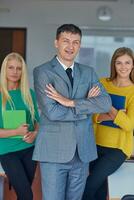 retrato de grupo de professor com alunos foto