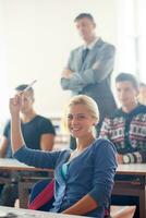 grupo de alunos com professor na aula foto