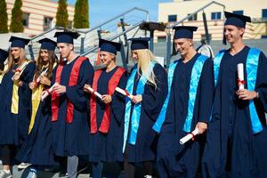 grupo de estudantes jovens graduados foto