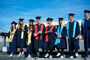 grupo de estudantes jovens graduados foto