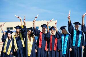 grupo de estudantes jovens graduados foto