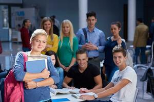 alunos estudo em grupo foto