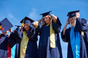 grupo de estudantes jovens graduados foto