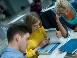 alunos estudo em grupo foto