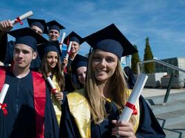 grupo de estudantes jovens graduados foto