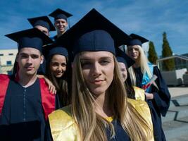 grupo de estudantes jovens graduados foto