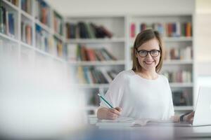 aluna estuda na biblioteca da escola foto