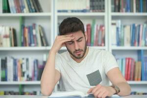 estudante estuda na biblioteca da escola foto