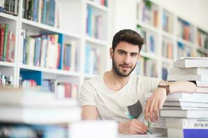 estudante estuda na biblioteca da escola foto