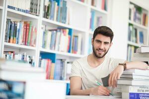 estudante estuda na biblioteca da escola foto