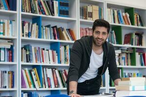 estudante estuda na biblioteca da escola foto