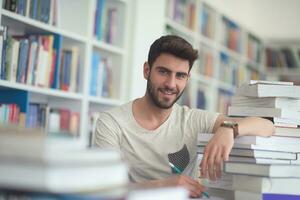 estudante estuda na biblioteca da escola foto