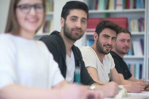 grupo de alunos estudam juntos em sala de aula foto