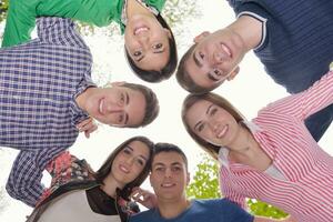 jovens amigos juntos ao ar livre no parque foto