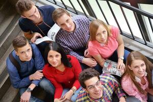 grupo de adolescentes felizes na escola foto