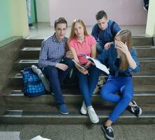 grupo de adolescentes felizes na escola foto