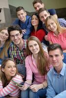 grupo de adolescentes felizes na escola foto