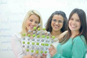 grupo de adolescentes felizes na escola foto