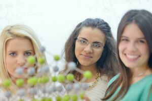 grupo de adolescentes felizes na escola foto