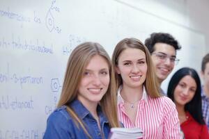 grupo de adolescentes felizes na escola foto