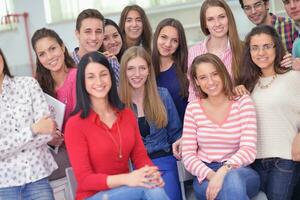 grupo de adolescentes felizes na escola foto