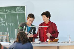 aulas de ciências e química na escola foto