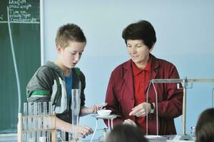 aulas de ciências e química na escola foto