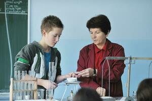 aulas de ciências e química na escola foto