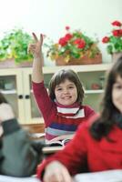 feliz criança dentro escolar ter Diversão e Aprendendo locações foto