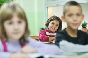 feliz criança dentro escolar ter Diversão e Aprendendo locações foto