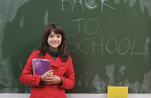 menina da escola feliz nas aulas de matemática foto