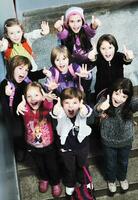 grupo de crianças felizes na escola foto