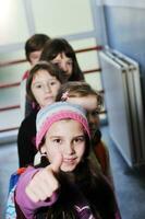 grupo de crianças felizes na escola foto