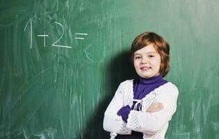 retrato de menina de escola jovem feliz foto