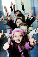 grupo de crianças felizes na escola foto