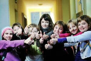 grupo de crianças felizes na escola foto