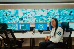 fêmea segurança operador trabalhando dentro uma dados sistema ao controle quarto escritórios técnico operador trabalhando às posto de trabalho com múltiplo exibe, segurança guarda trabalhando em múltiplo monitores foto