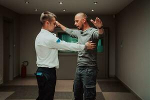 segurança guarda fazer corpo procurando procedimento em homem para achando escondido objetos antes entrando dentro tesouraria departamento foto