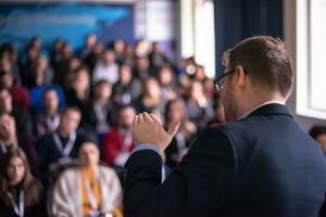 empresário dando apresentações na sala de conferências foto