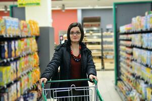 jovem mulher às compras foto