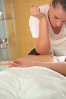 massagem nas costas no spa e centro de bem-estar foto