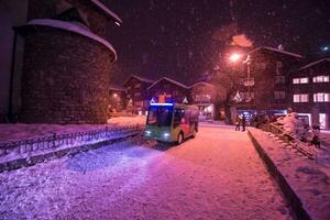 ônibus de táxi elétrico no resort de férias sem carros em montain foto