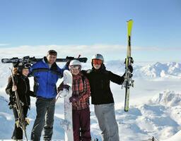 grupo de pessoas na neve na temporada de inverno foto