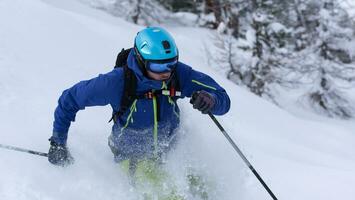 esquiador freeride esquiando na neve em pó profundo foto