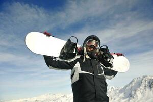 homem inverno neve esqui foto