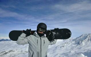 homem inverno neve esqui foto